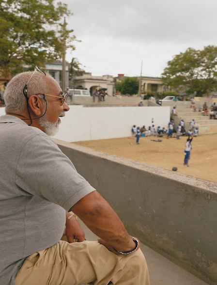 Leonardo Padura at a baseball game