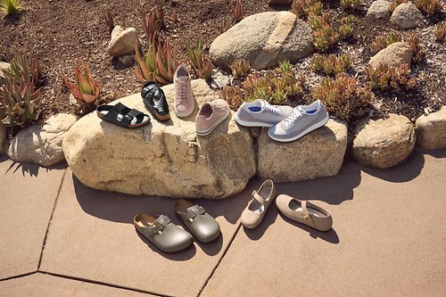 Gruppe von verschiedenen Schuhmodellen wie Sandalen, Clogs und Schuhe