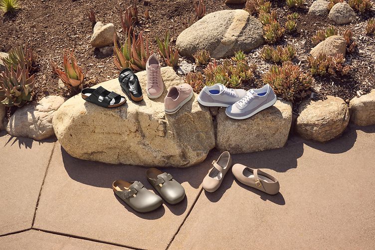 Gruppe von verschiedenen Schuhmodellen wie Sandalen, Clogs und Schuhe