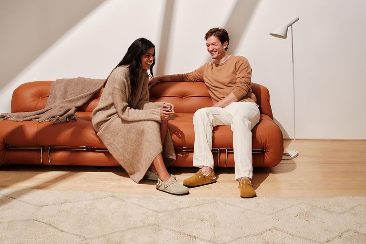 Eine Frau und Mann tragen gefütterte Birkenstock zu einem legeren Outfit